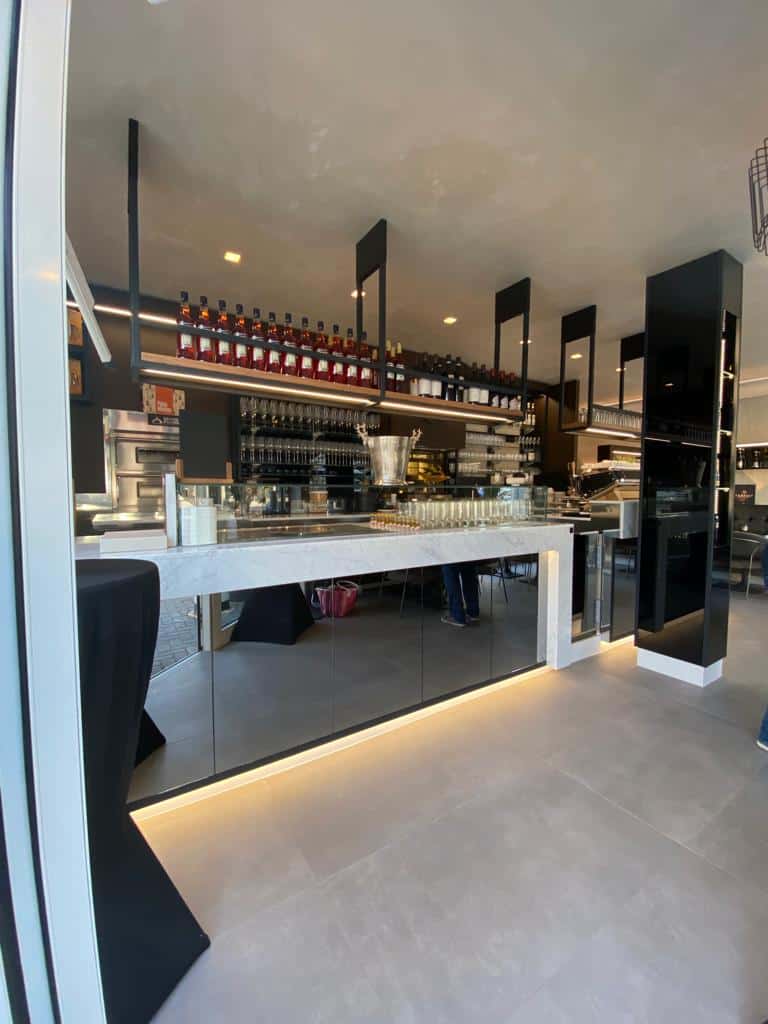 Bar- und Kochbereich im Primo Pinsa Bar